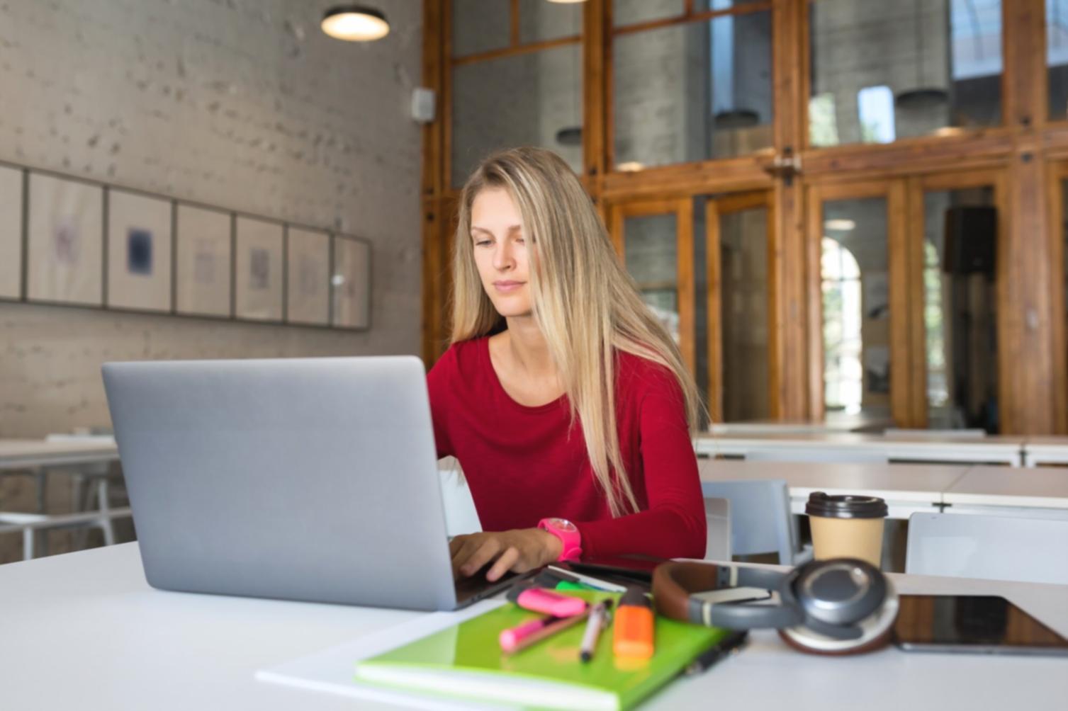 Espace de formation en analyse financière avec des participants travaillant sur des exercices pratiques