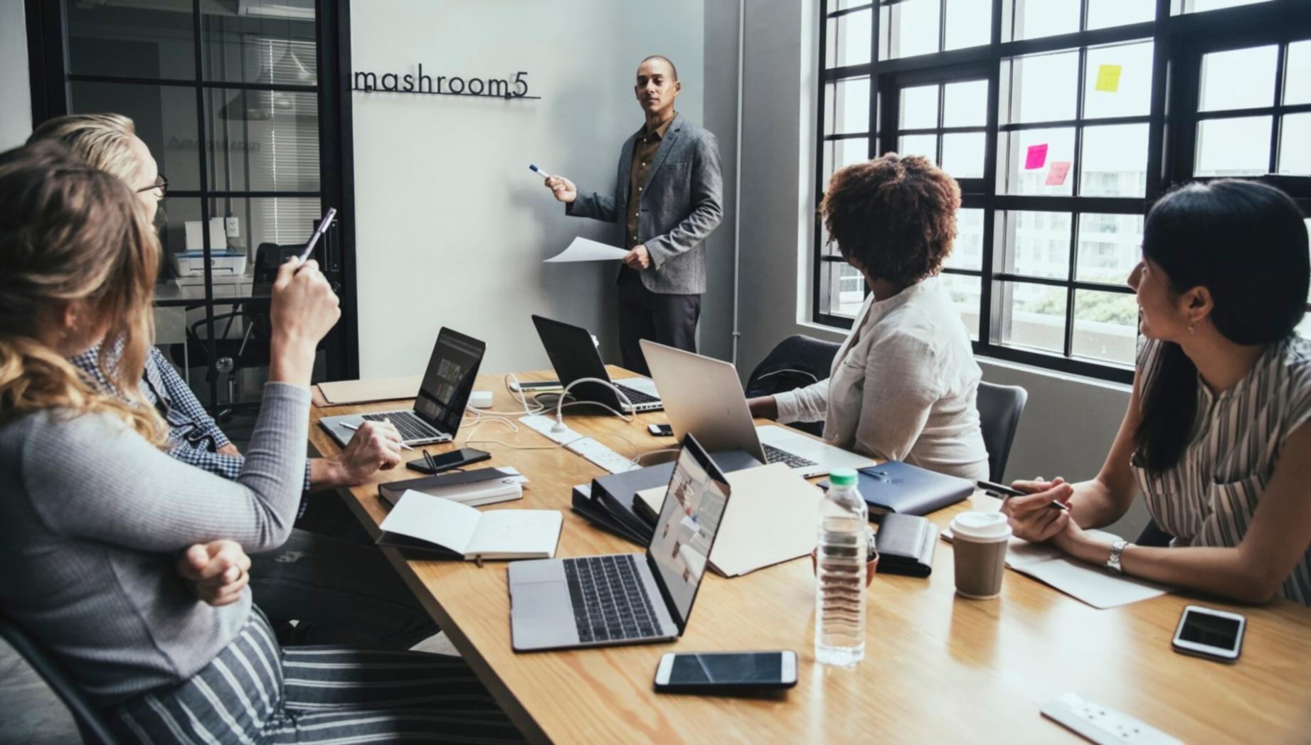 Formation en analyse financière avec documents et ordinateur